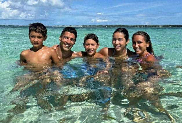 苏亚雷斯38岁仍光彩照人，一家五口幸福美满